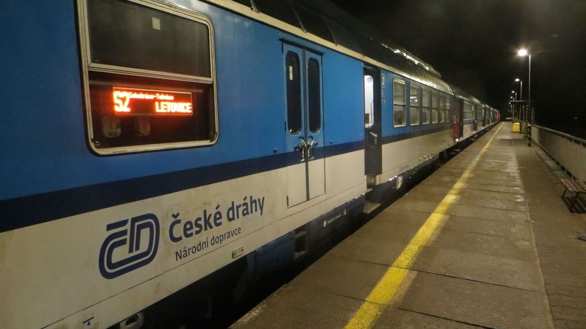 Srážka vlaku s člověkem omezuje dopravu na mezi Prahou a Brnem